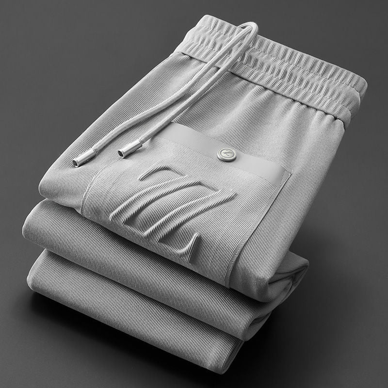Bequeme Jogginghose für Männer, die Komfort, Bewegungsfreiheit und modernes Design vereint.