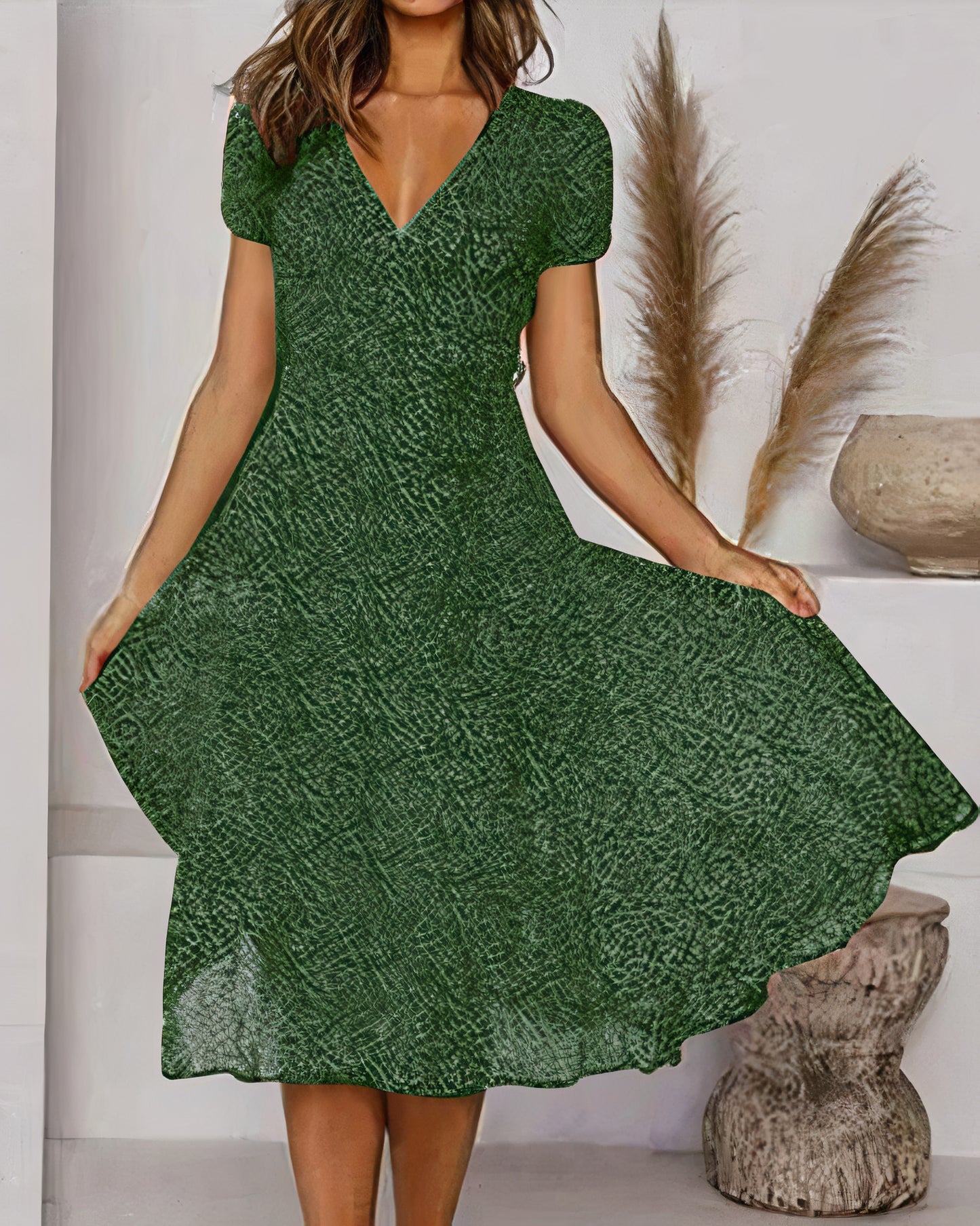 Luftiges geblümtes Chiffonkleid für den Sommer mit elegantem Schnitt und fließendem Stoff