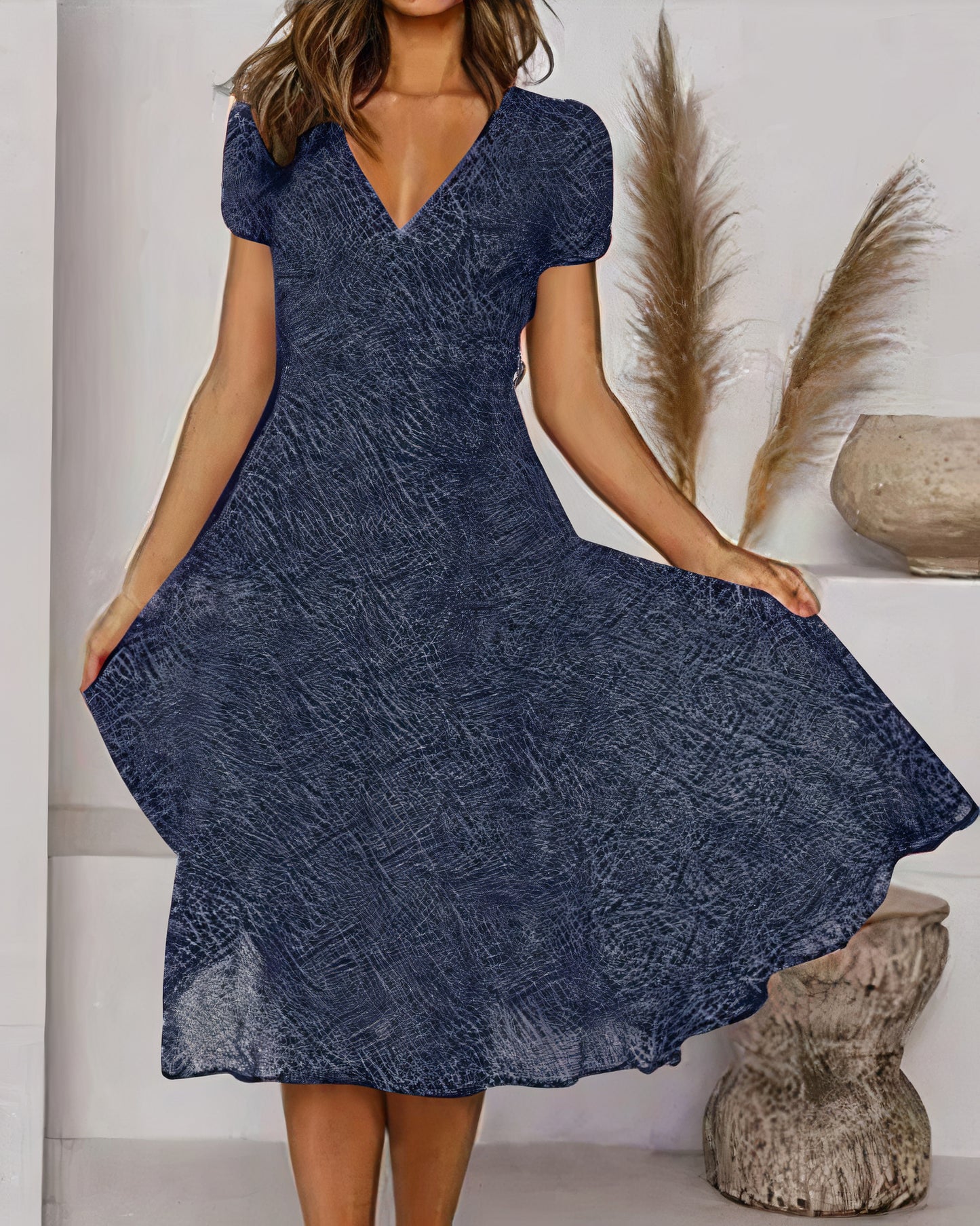 Luftiges geblümtes Chiffonkleid für den Sommer mit elegantem Schnitt und fließendem Stoff