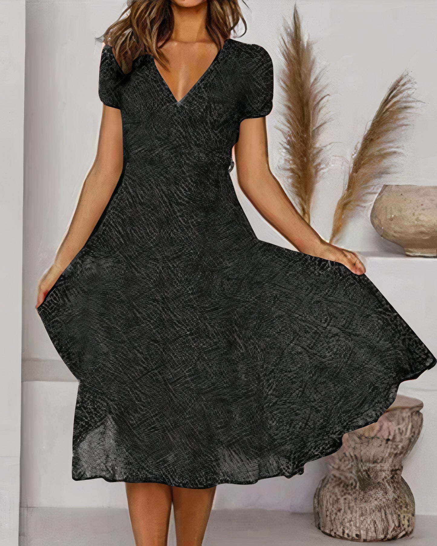 Luftiges geblümtes Chiffonkleid für den Sommer mit elegantem Schnitt und fließendem Stoff