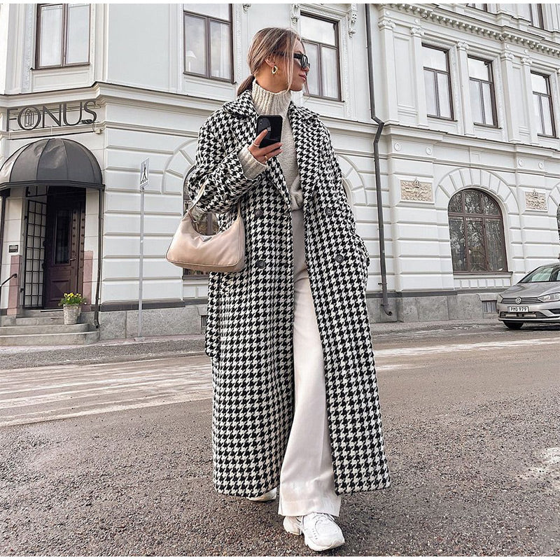 Moderner Trenchcoat mit Hahnentrittmuster, elegant und warm, ideal für stilvolle Herbst- und Winterlooks.