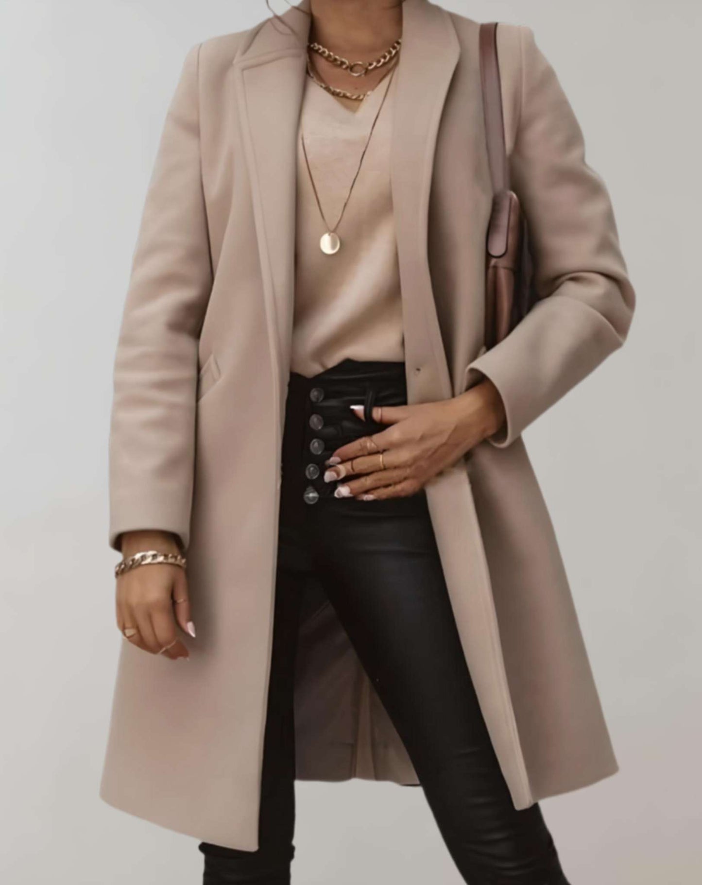Schicker Trenchcoat für Frauen, der klassische Eleganz und Komfort für kühle Herbst- und Frühlingstage bietet