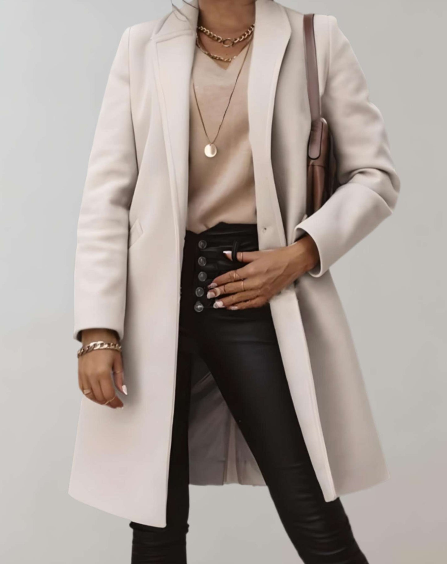 Schicker Trenchcoat für Frauen, der klassische Eleganz und Komfort für kühle Herbst- und Frühlingstage bietet