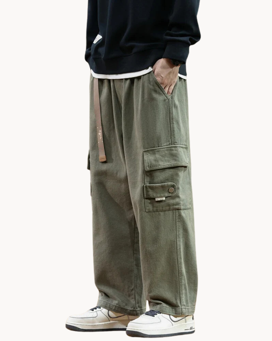 Atmungsaktive Sommer-Cargo-Hose für Männer mit leichtem Stoff und praktischen Taschen.