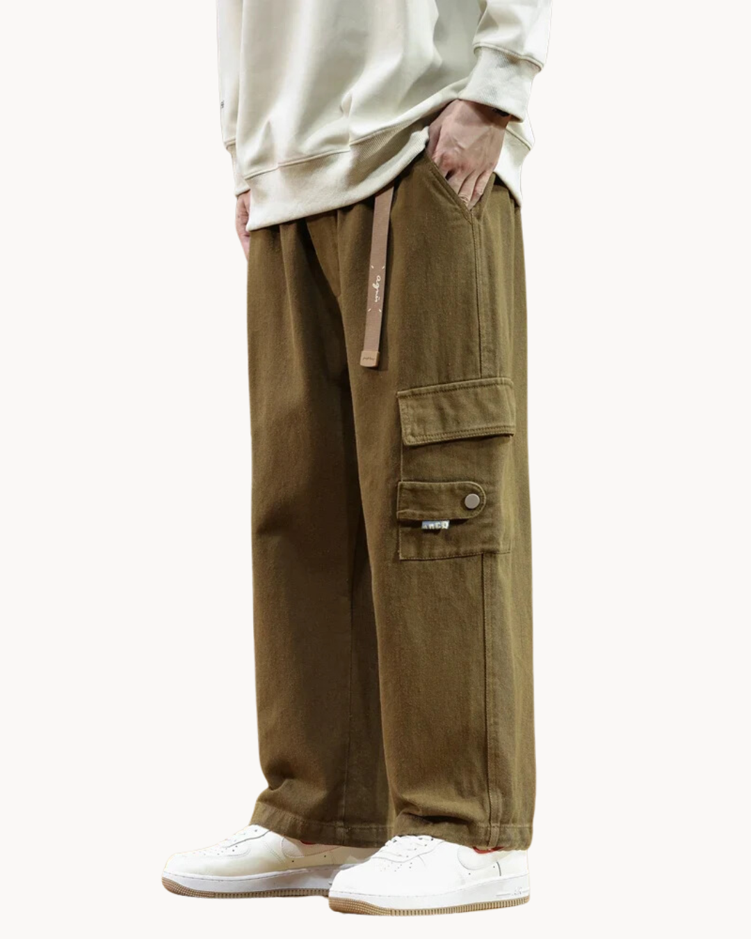 Atmungsaktive Sommer-Cargo-Hose für Männer mit leichtem Stoff und praktischen Taschen.