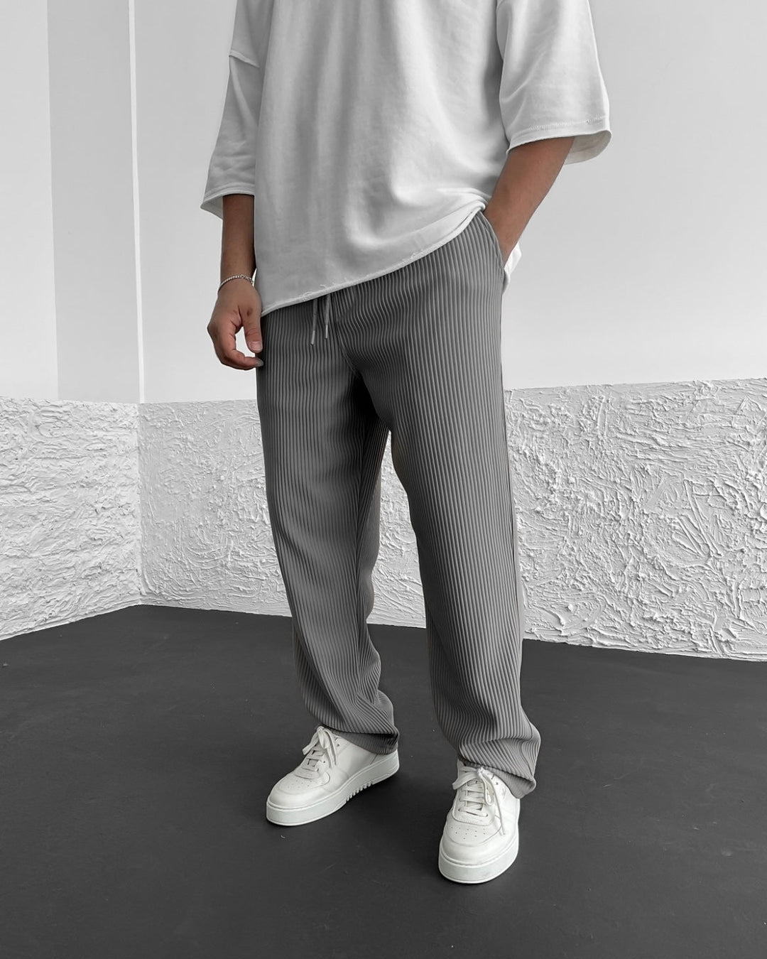 Bequeme und stilvolle gerippte Sommerhosen für Männer mit leichtem Stoff.