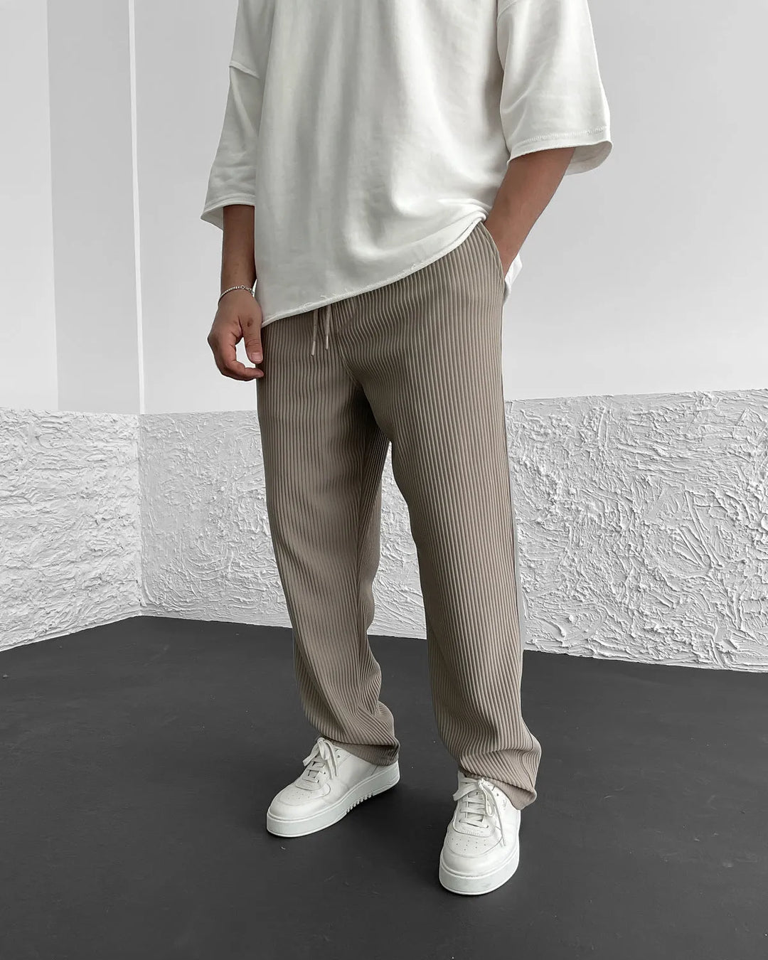Bequeme und stilvolle gerippte Sommerhosen für Männer mit leichtem Stoff.