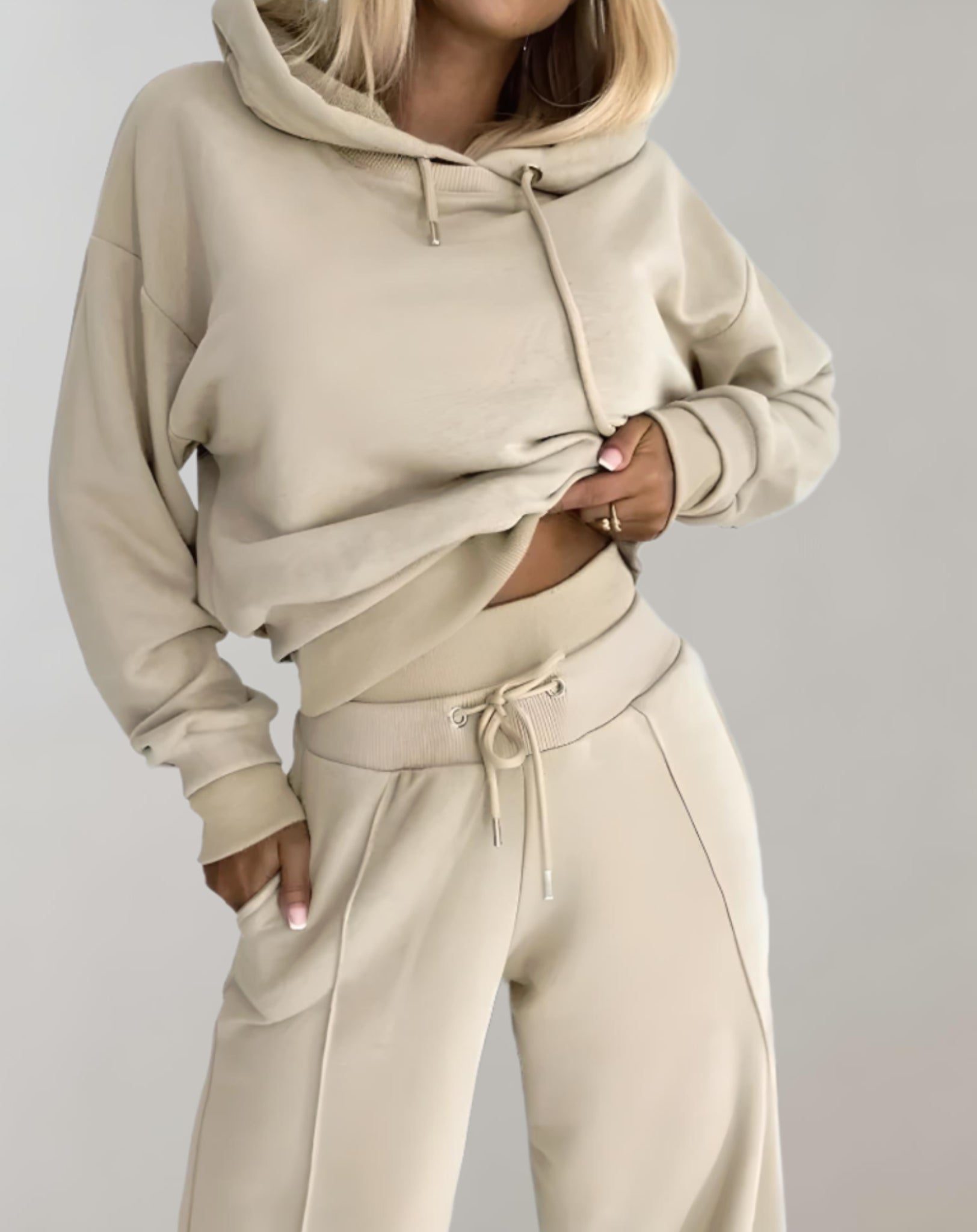 Damen-Loungewear-Set mit Kapuze und weiter Hose für ultimativen Komfort und entspannten Stil.