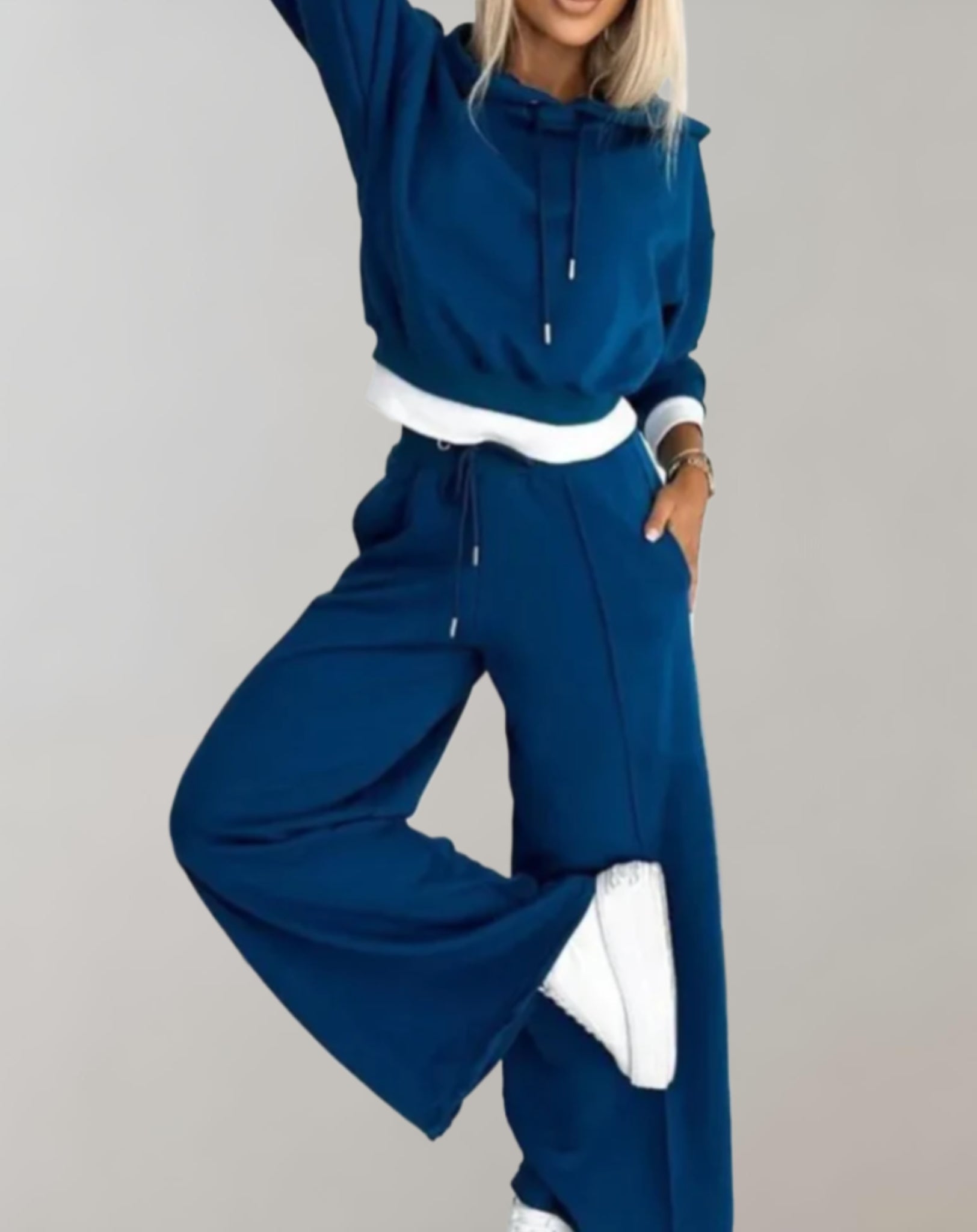 Damen-Loungewear-Set mit Kapuze und weiter Hose für ultimativen Komfort und entspannten Stil.