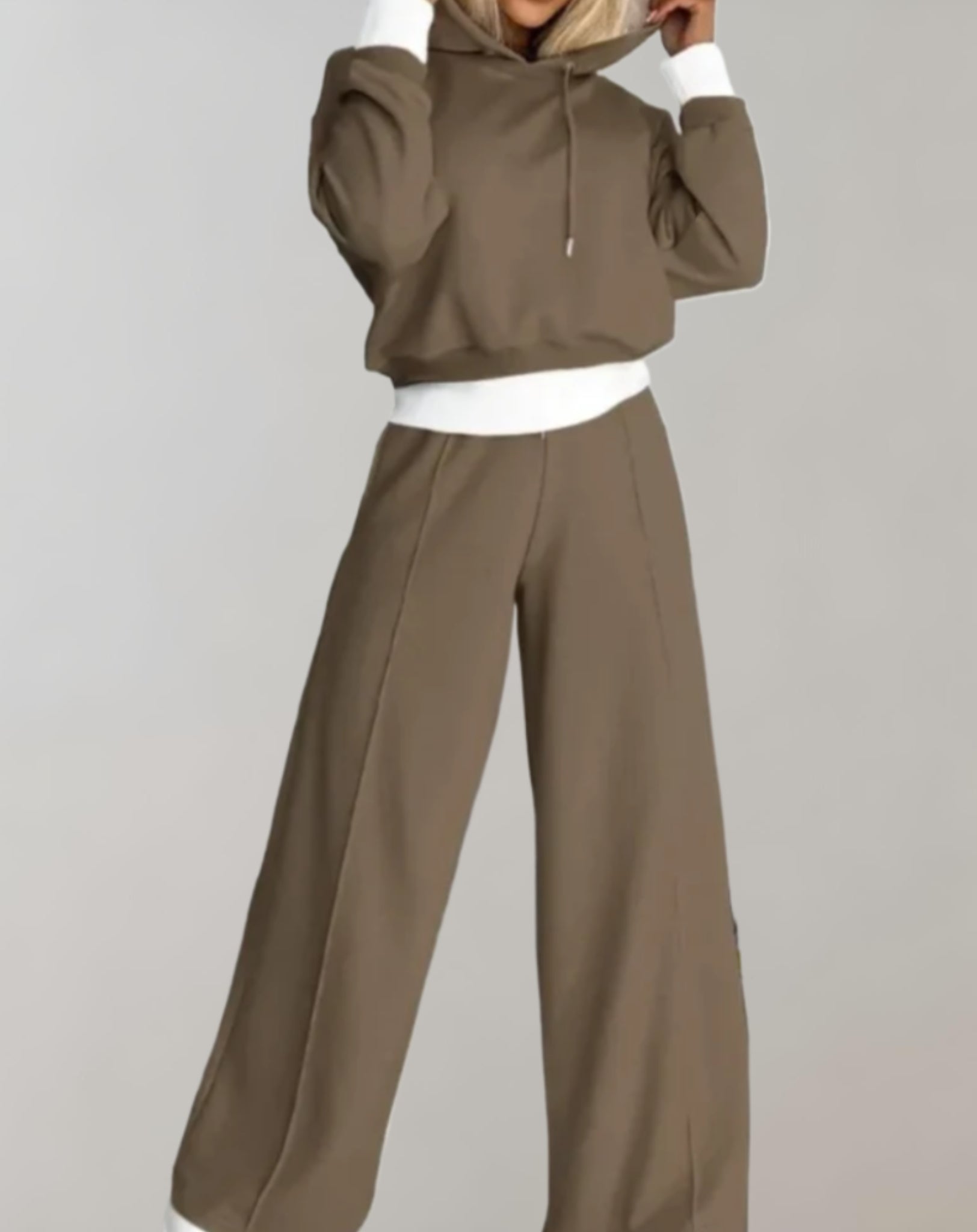 Damen-Loungewear-Set mit Kapuze und weiter Hose für ultimativen Komfort und entspannten Stil.