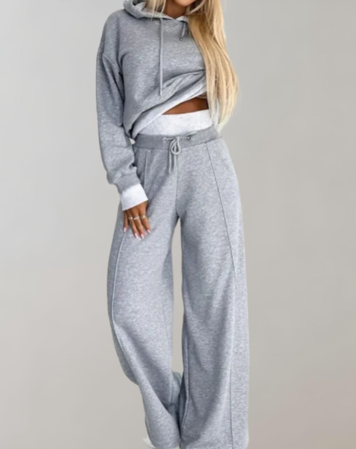 Damen-Loungewear-Set mit Kapuze und weiter Hose für ultimativen Komfort und entspannten Stil.
