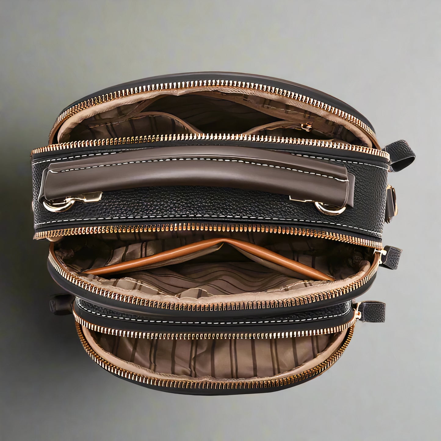 Damen Vintage Leder Crossbody Tasche mit verstellbarem Riemen und eleganter Verarbeitung.






