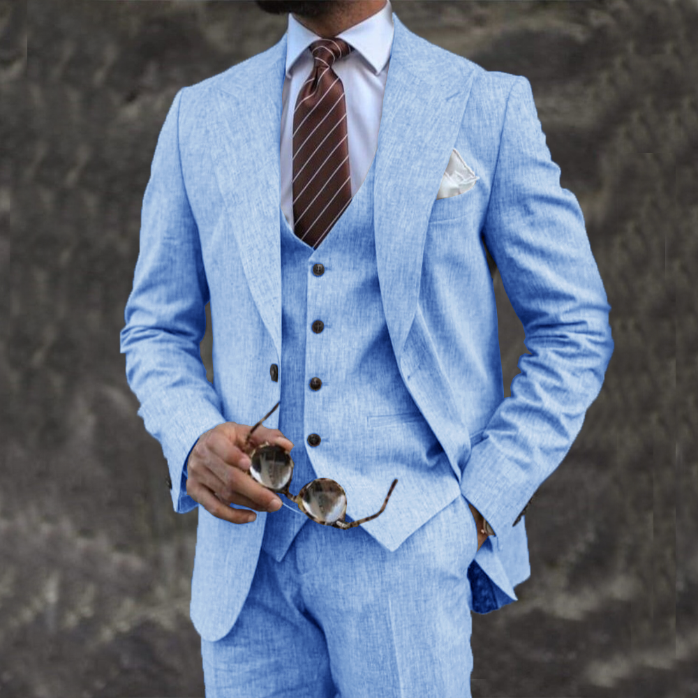 Eleganter dreiteiliger Herrenanzug mit Blazer, Weste und Hose in taillierter Passform, getragen von einem Model in einem formellen Rahmen.