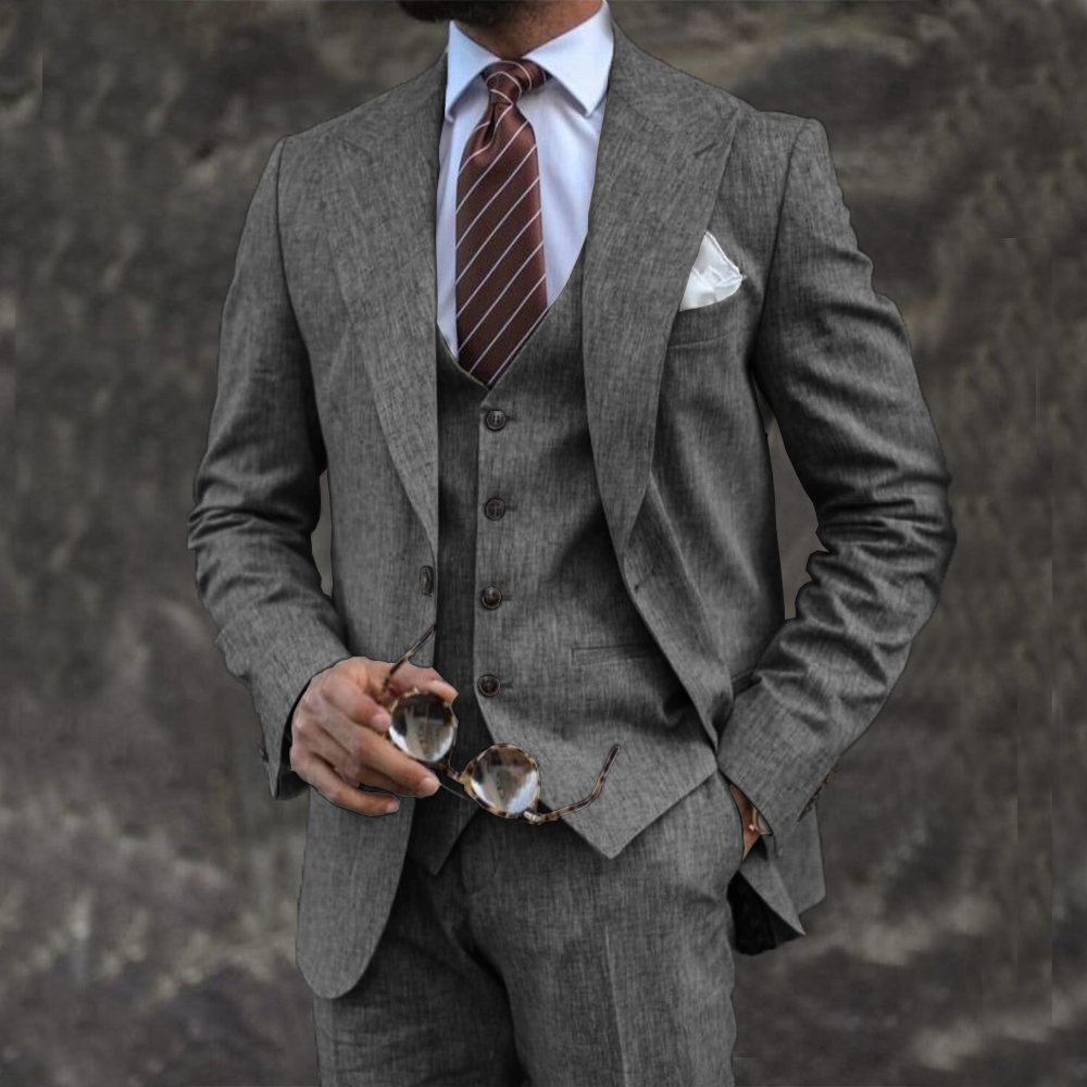 Eleganter dreiteiliger Herrenanzug mit Blazer, Weste und Hose in taillierter Passform, getragen von einem Model in einem formellen Rahmen.