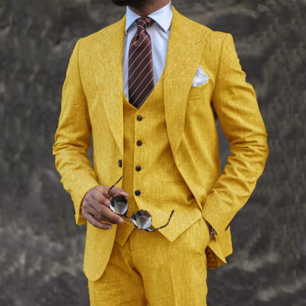Eleganter dreiteiliger Herrenanzug mit Blazer, Weste und Hose in taillierter Passform, getragen von einem Model in einem formellen Rahmen.