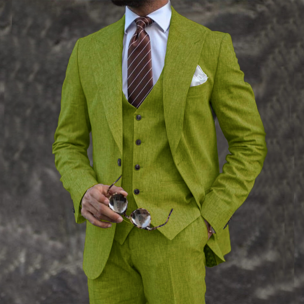 Eleganter dreiteiliger Herrenanzug mit Blazer, Weste und Hose in taillierter Passform, getragen von einem Model in einem formellen Rahmen.