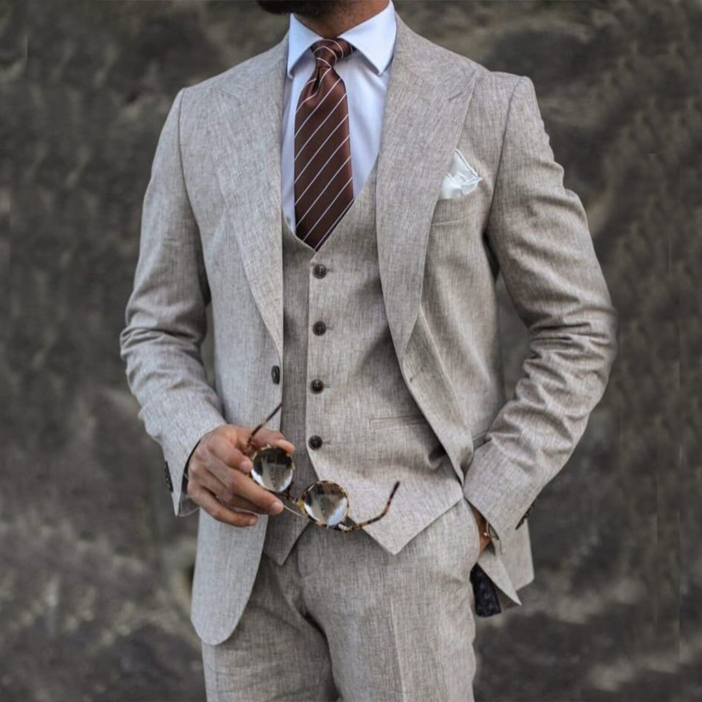 Eleganter dreiteiliger Herrenanzug mit Blazer, Weste und Hose in taillierter Passform, getragen von einem Model in einem formellen Rahmen.