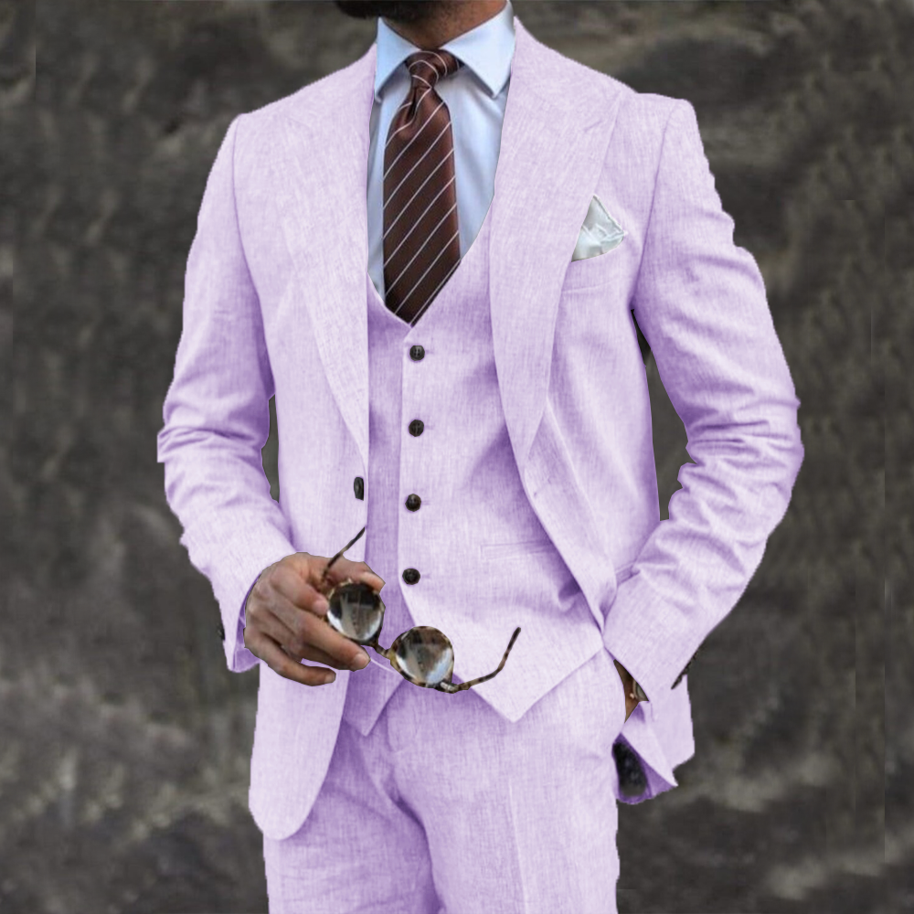 Eleganter dreiteiliger Herrenanzug mit Blazer, Weste und Hose in taillierter Passform, getragen von einem Model in einem formellen Rahmen.
