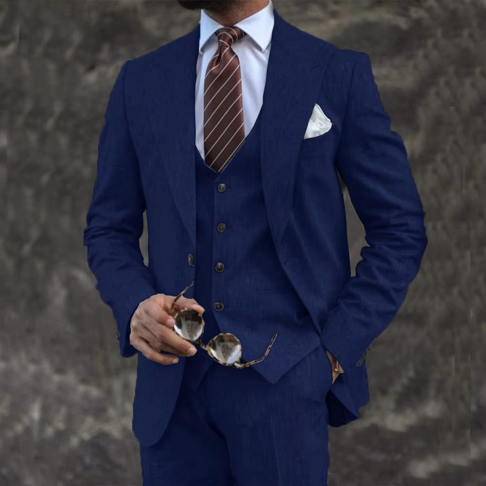 Eleganter dreiteiliger Herrenanzug mit Blazer, Weste und Hose in taillierter Passform, getragen von einem Model in einem formellen Rahmen.