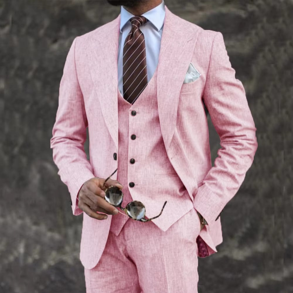 Eleganter dreiteiliger Herrenanzug mit Blazer, Weste und Hose in taillierter Passform, getragen von einem Model in einem formellen Rahmen.