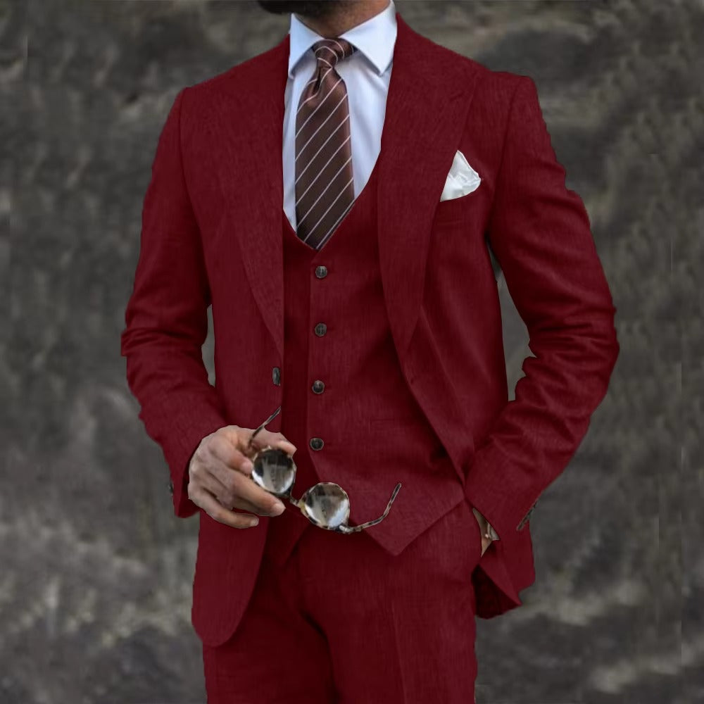 Eleganter dreiteiliger Herrenanzug mit Blazer, Weste und Hose in taillierter Passform, getragen von einem Model in einem formellen Rahmen.