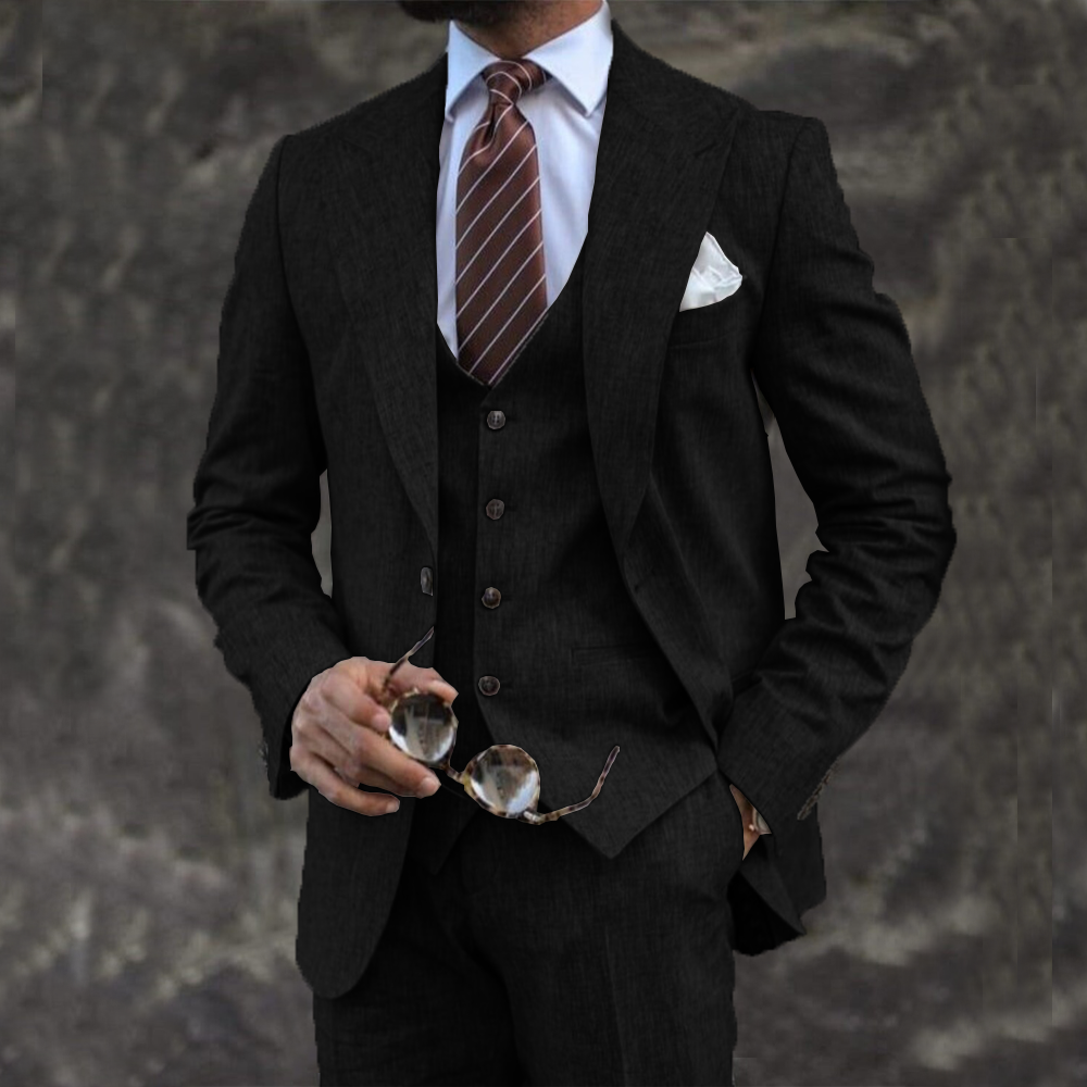 Eleganter dreiteiliger Herrenanzug mit Blazer, Weste und Hose in taillierter Passform, getragen von einem Model in einem formellen Rahmen.