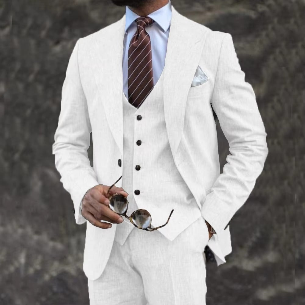 Eleganter dreiteiliger Herrenanzug mit Blazer, Weste und Hose in taillierter Passform, getragen von einem Model in einem formellen Rahmen.