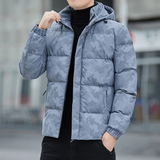 Entspannte Camouflage-Kissenjacke für Männer, ideal für kalte Tage und einen lässigen Look.