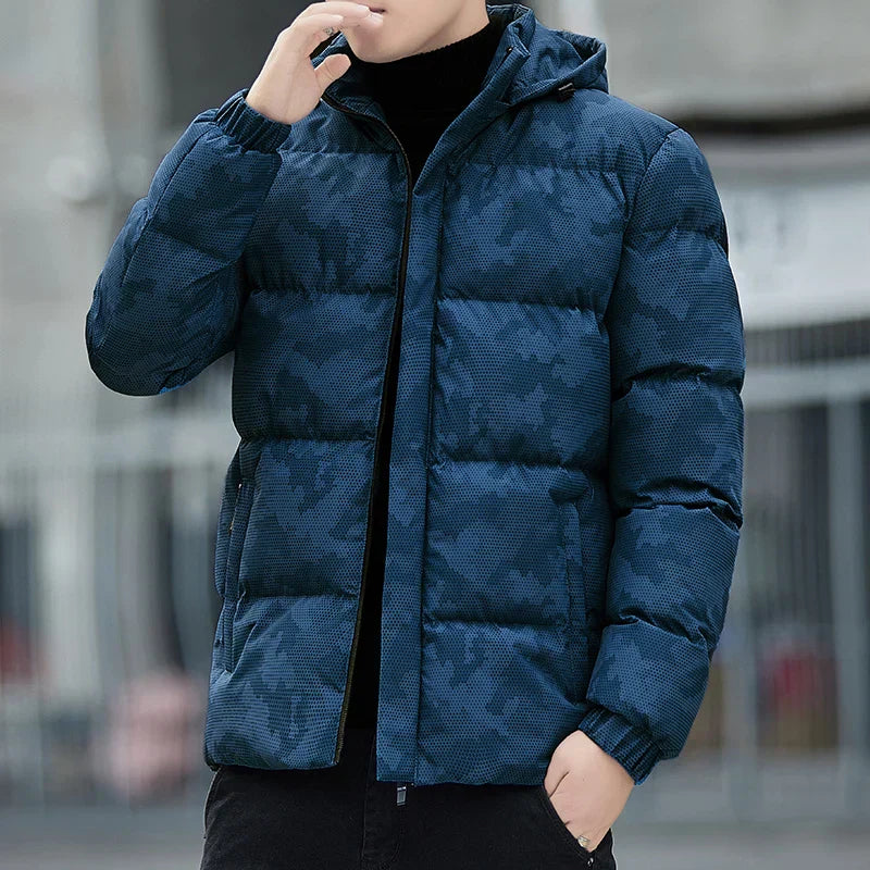 Entspannte Camouflage-Kissenjacke für Männer, ideal für kalte Tage und einen lässigen Look.