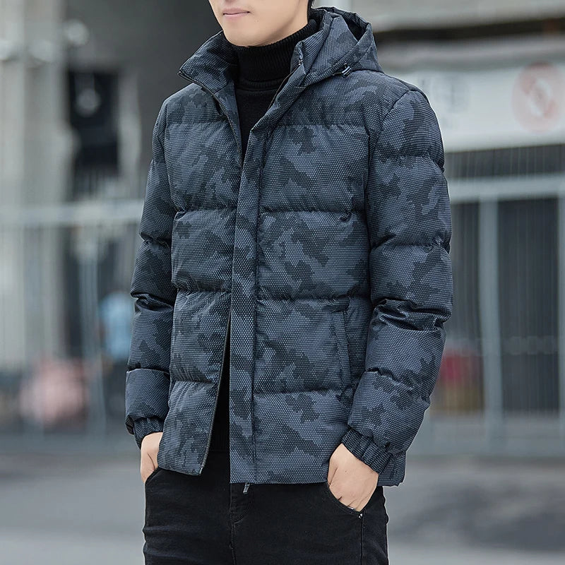 Entspannte Camouflage-Kissenjacke für Männer, ideal für kalte Tage und einen lässigen Look.