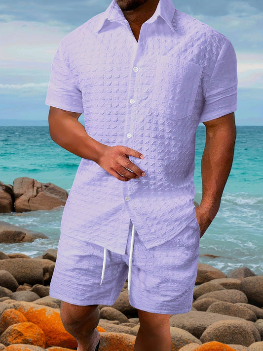 Modernes Sommerset mit Shirt und Shorts für stilbewusste Männer