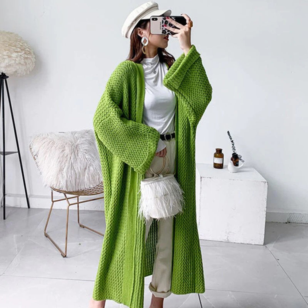 Stylische Strickjacke in Übergröße, bequem und modern, ideal für entspannte und modische Looks.