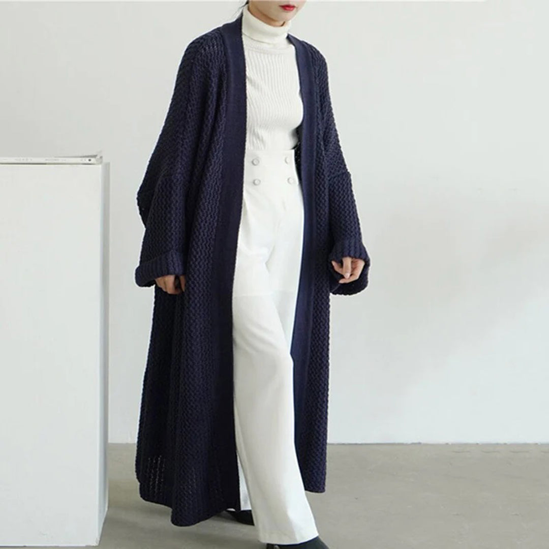 Stylische Strickjacke in Übergröße, bequem und modern, ideal für entspannte und modische Looks.