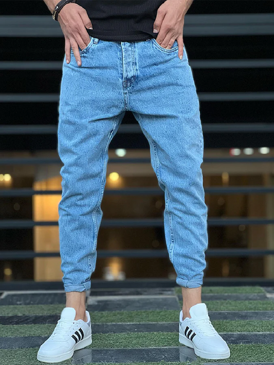Leichte Denim-Sommerjeans für Männer mit trendigem Schnitt und atmungsaktivem Stoff.