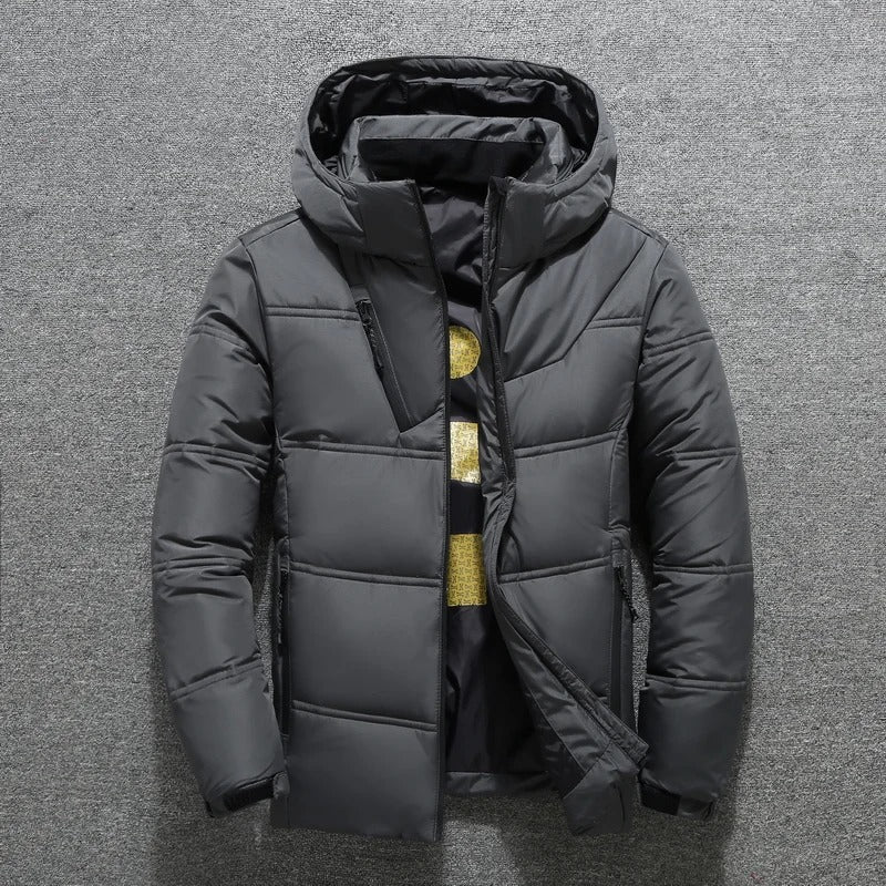 Wasserdichte Daunenjacke mit Kapuze für Männer, ideal für kalte Herbst- und Wintertage.






