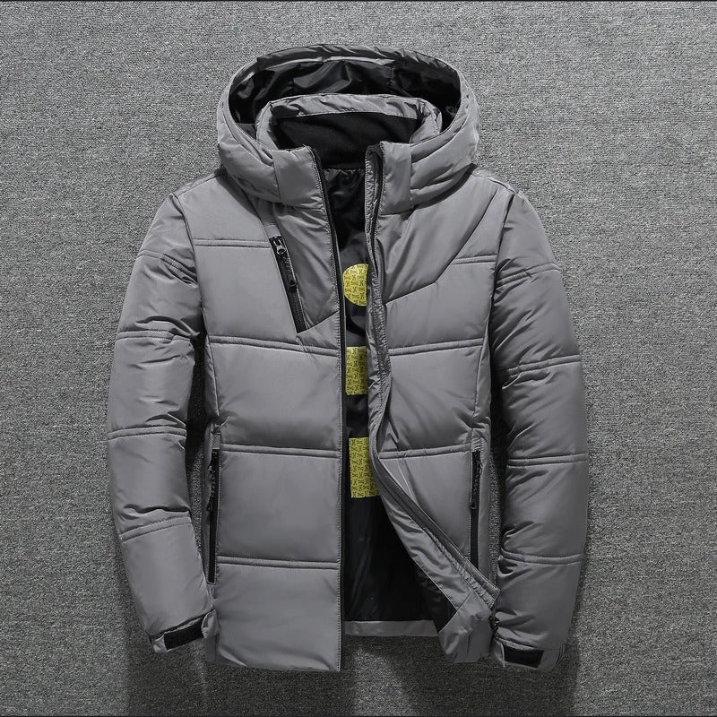 Wasserdichte Daunenjacke mit Kapuze für Männer, ideal für kalte Herbst- und Wintertage.






