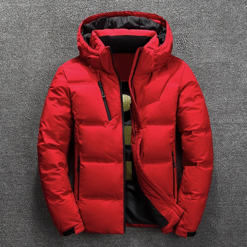 Wasserdichte Daunenjacke mit Kapuze für Männer, ideal für kalte Herbst- und Wintertage.






