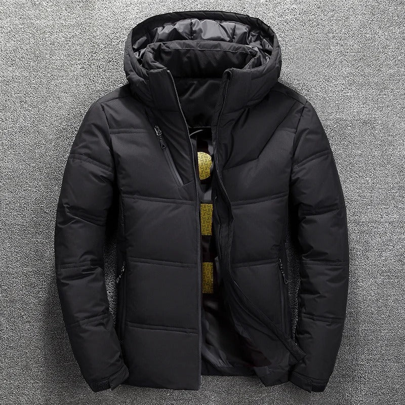 Wasserdichte Daunenjacke mit Kapuze für Männer, ideal für kalte Herbst- und Wintertage.






